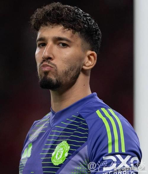 曼联门将位置迎变局！曝阿莫林震怒，将弃用奥纳纳启用26岁替补