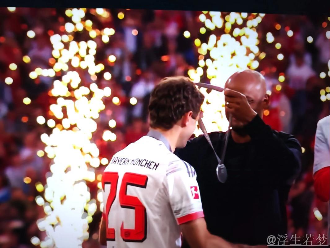 35岁中国球星惊艳世俱杯!角球直接得分震惊拜仁门将,与穆勒畅谈 35岁中国球星惊艳世俱杯!角球直接得分震惊拜仁门将,与穆勒畅谈